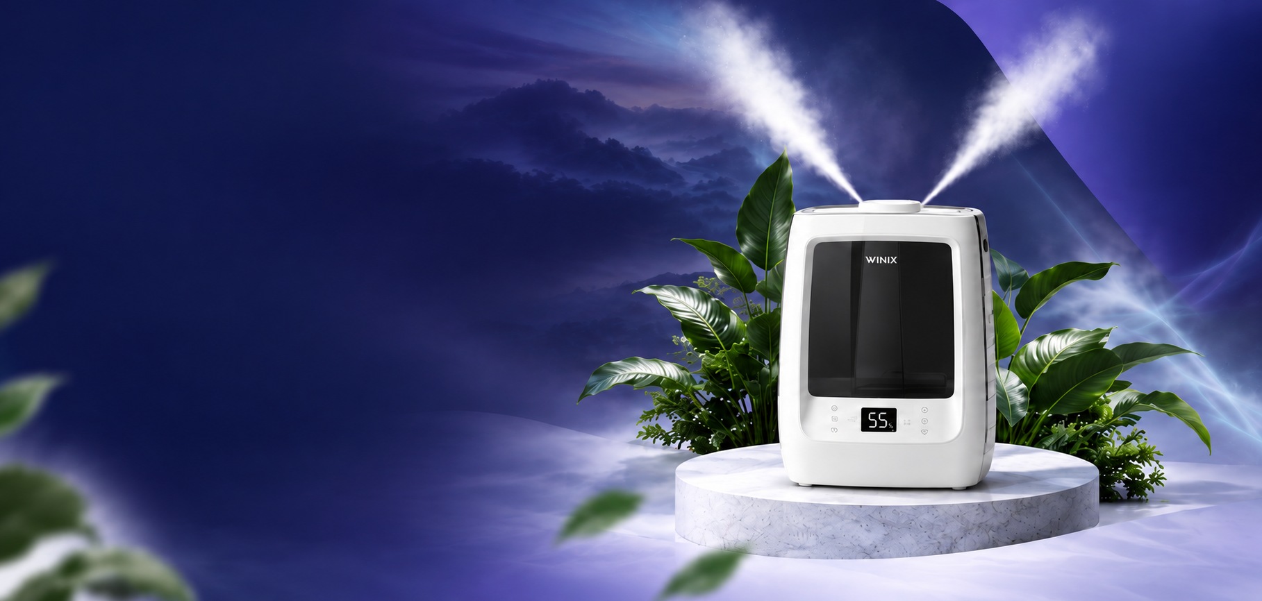 WINIX L500 luchtbevochtiger met nevel op een paars podium WINIX L500 Luftbefeuchter mit Nebel auf einem violetten Podest